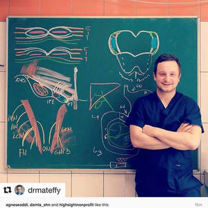 Il Prof. Mateffy durante una lezione di anatomia presso l'Università Pavol Jozef Šafárik di Košice, Facoltà di Medicina.