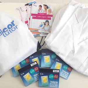 Startup Kit di Medicor Tutor con scheda telefonica, camice da medico, zaino personalizzato e brochure con informazioni utili.