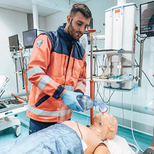 studente medicina che esegue simulazione emergenza su manichino masaryk university - medicor tutor